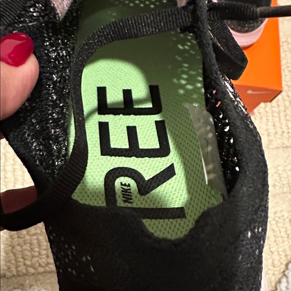 Nike womens Free Run Flyknit 2018 Black and Gray with light Pink Sz 9 - Picture 6 of 7